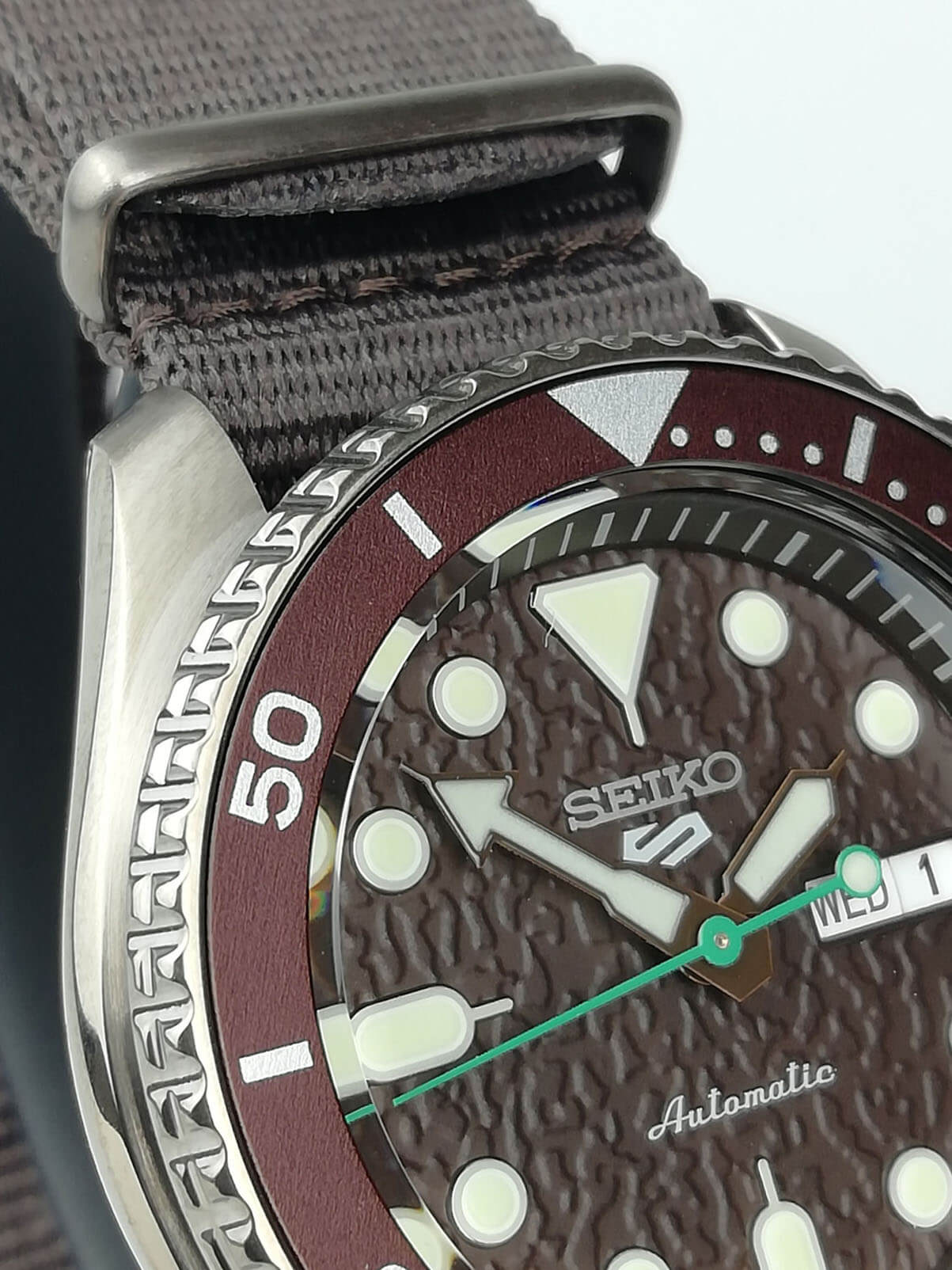 Seiko Seiko 5 Sports SRPD85K1S механические мужские часы часы крупный план коричневый циферблата