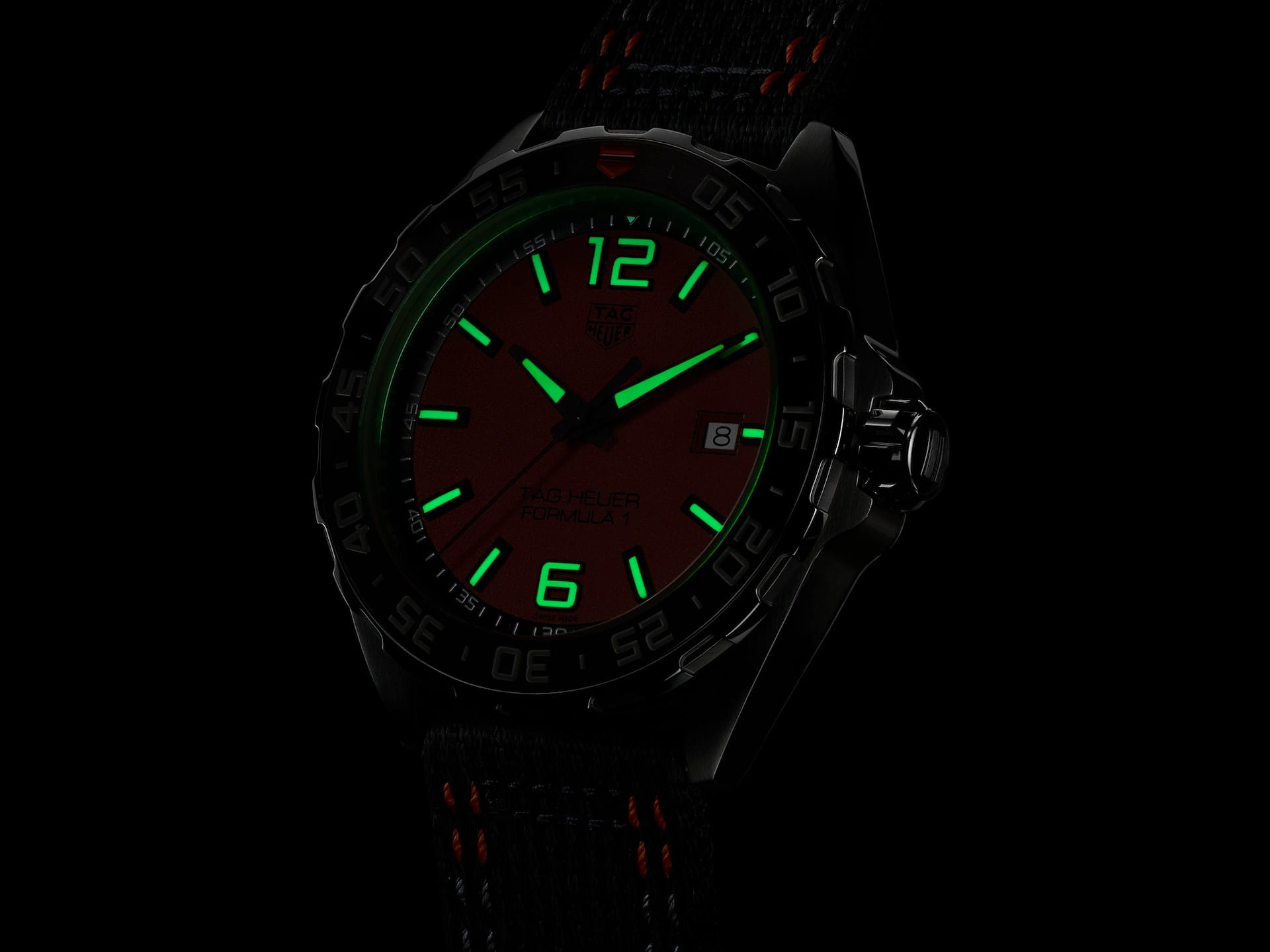 TAG Heuer TAG Heuer Formula 1 WAZ101A.FC8305 кварцевые мужские часы часы крупный план оранжевый циферблата