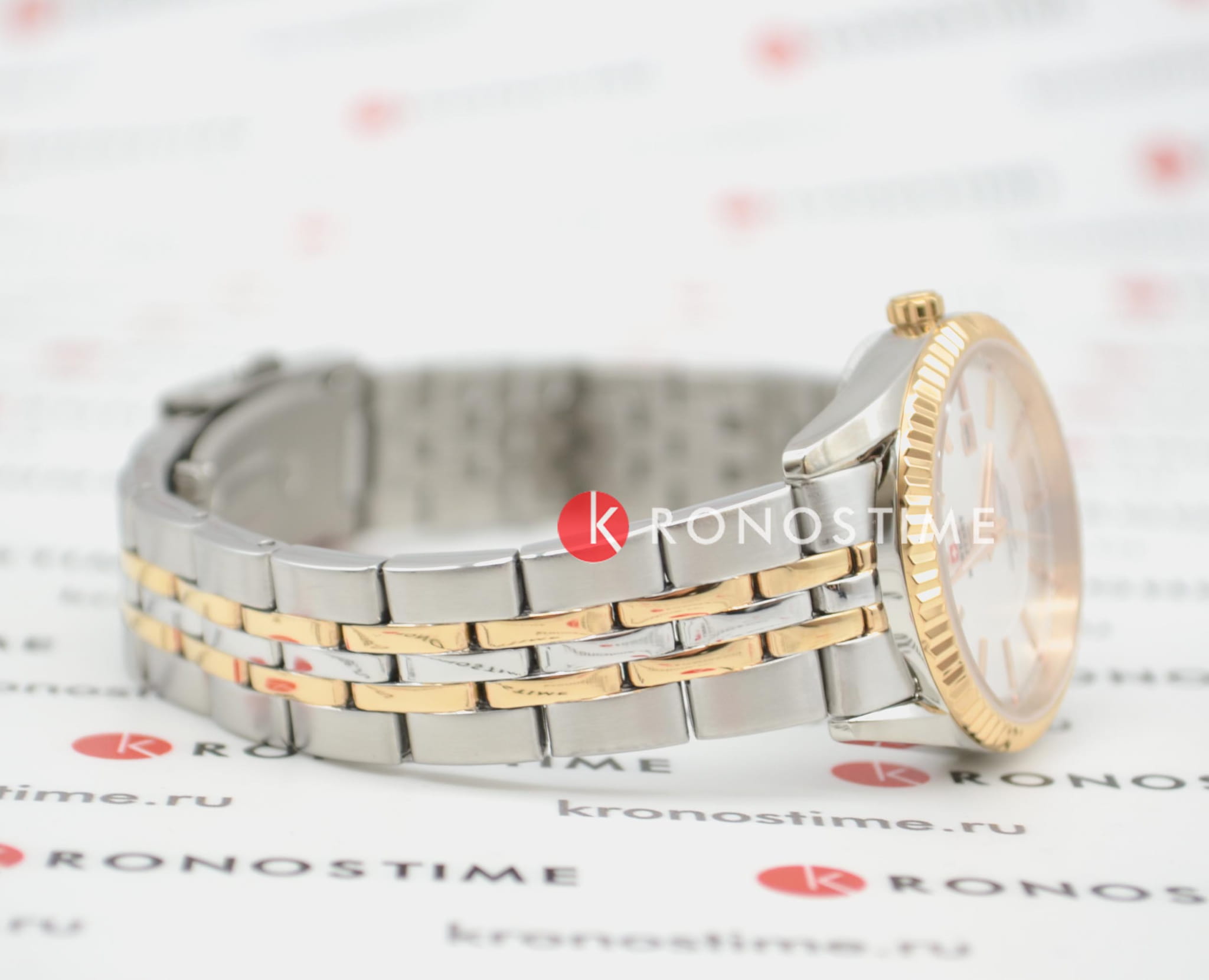 Swiss Military by Chrono Swiss Military by Chrono Сверхточные SM34066.07 кварцевые женские часы часы крупный план серебристый циферблата