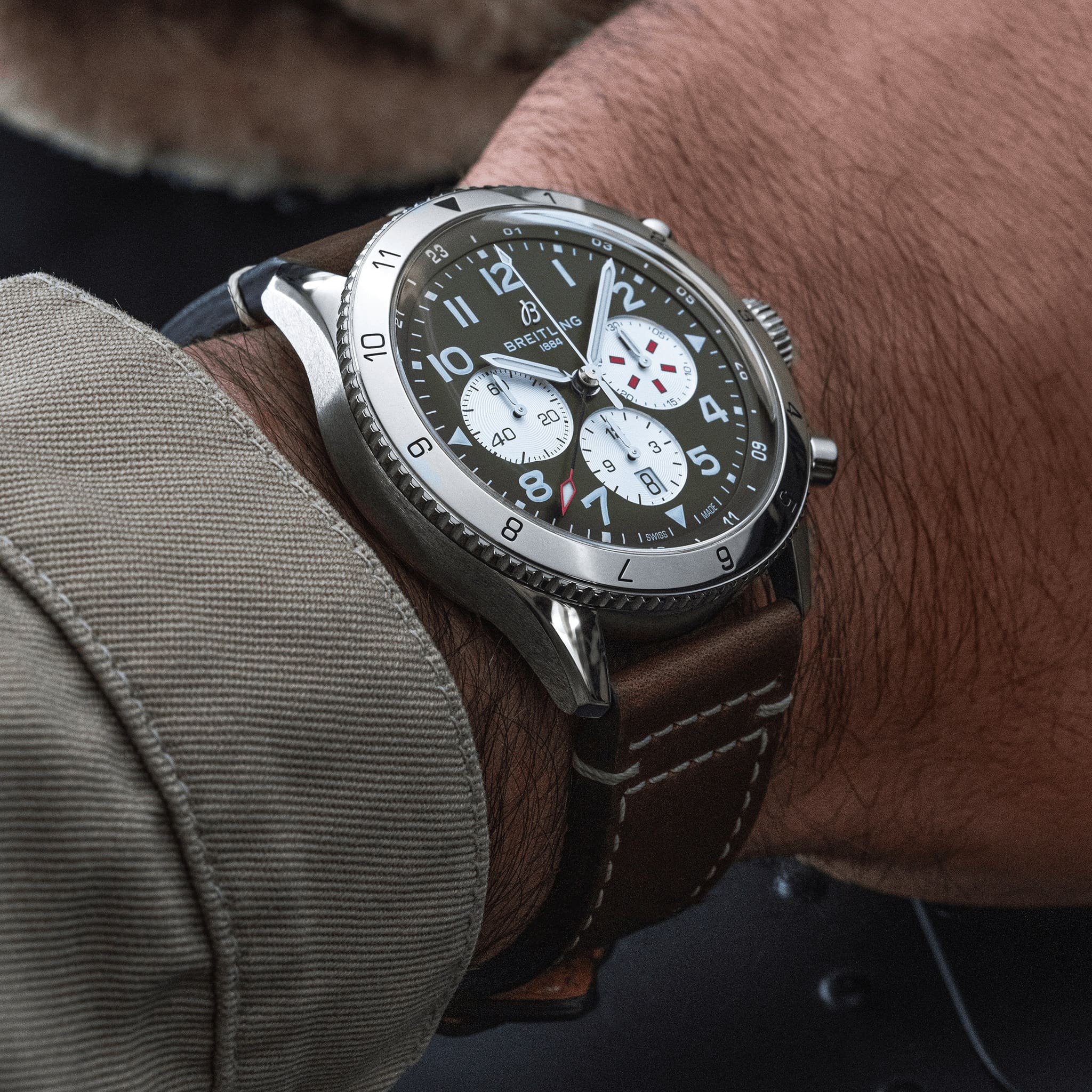 Breitling Breitling Super Avi B04 Chronograph GMT 46 Curtiss Warhawk AB04452A1L1X1 мужские часы зеленый циферблат на запястье