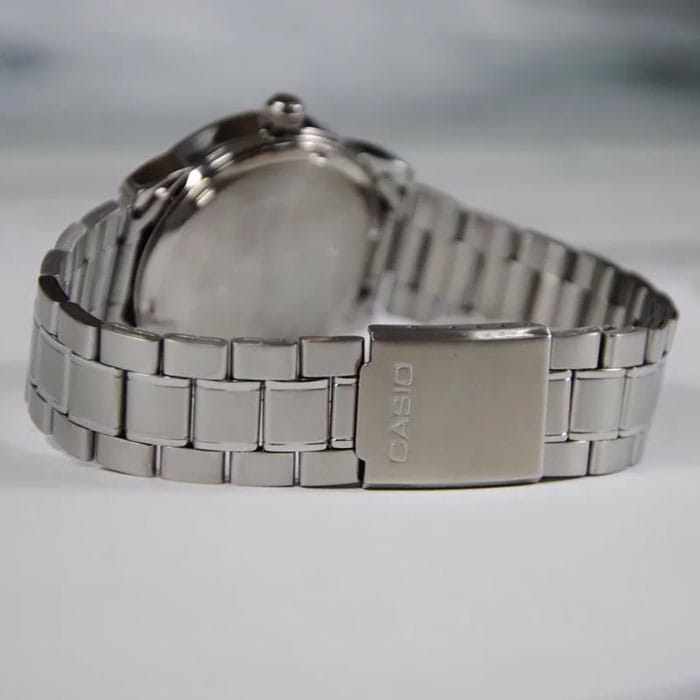 Casio MTP-1221A-1A мужские часы застежка крупным планом