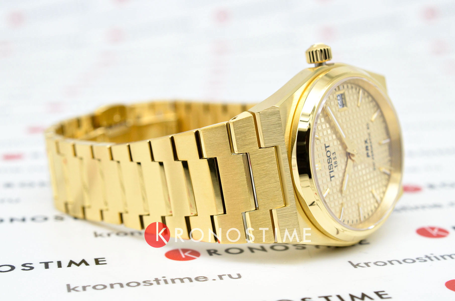 Tissot T1372073302100 женские часы застежка крупным планом