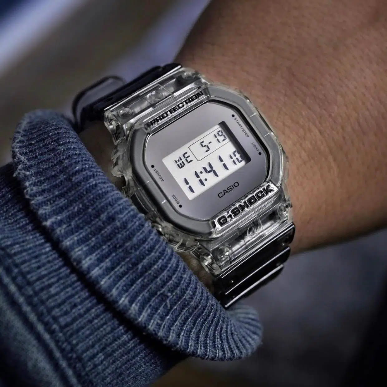 Casio Casio G-Shock DW-6900SK-1DR (DW-6900SK-1ER) лимитированной серии, наручные мужские часы фото под углом