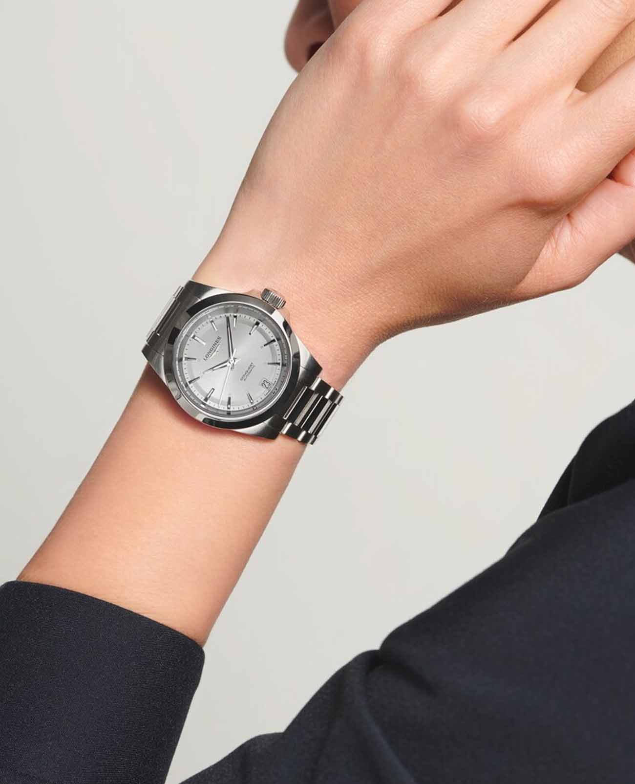 Longines L34304726 женские часы застежка крупным планом