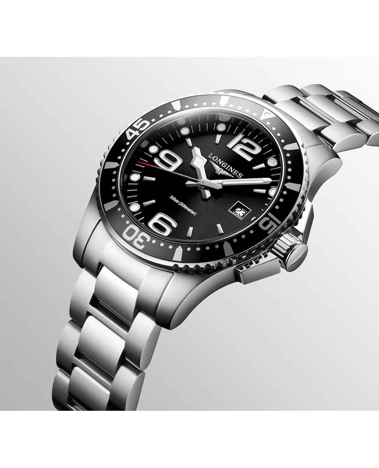 Longines L37304566 мужские часы застежка крупным планом