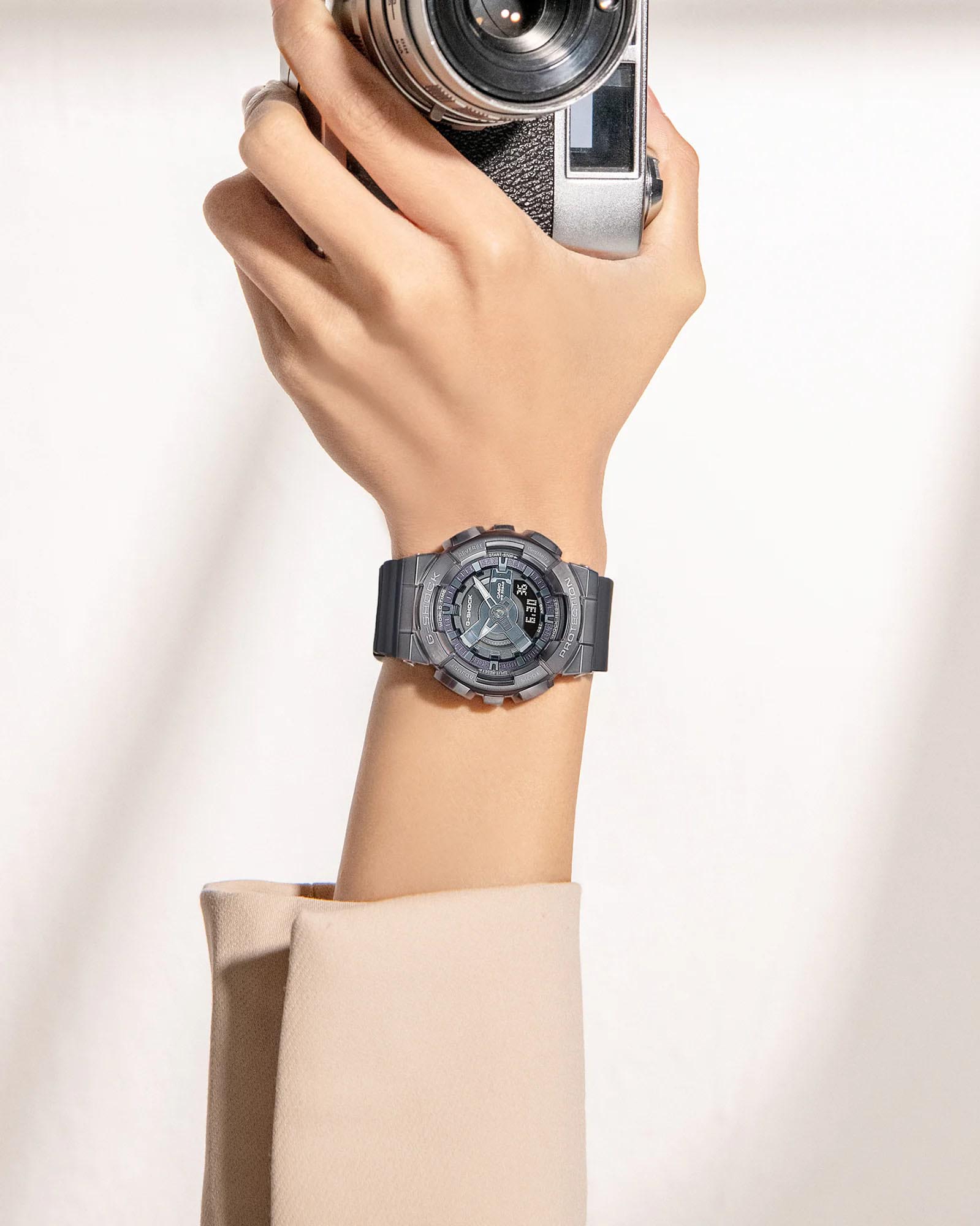 Casio Casio G-Shock GM-S110B-8ADR (GM-S110B-8A) GM, наручные мужские часы фото под углом
