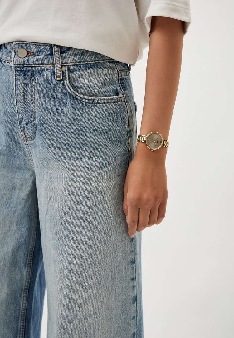 Adriatica Adriatica Essence A3790.1157Q , наручные женские часы фото под углом