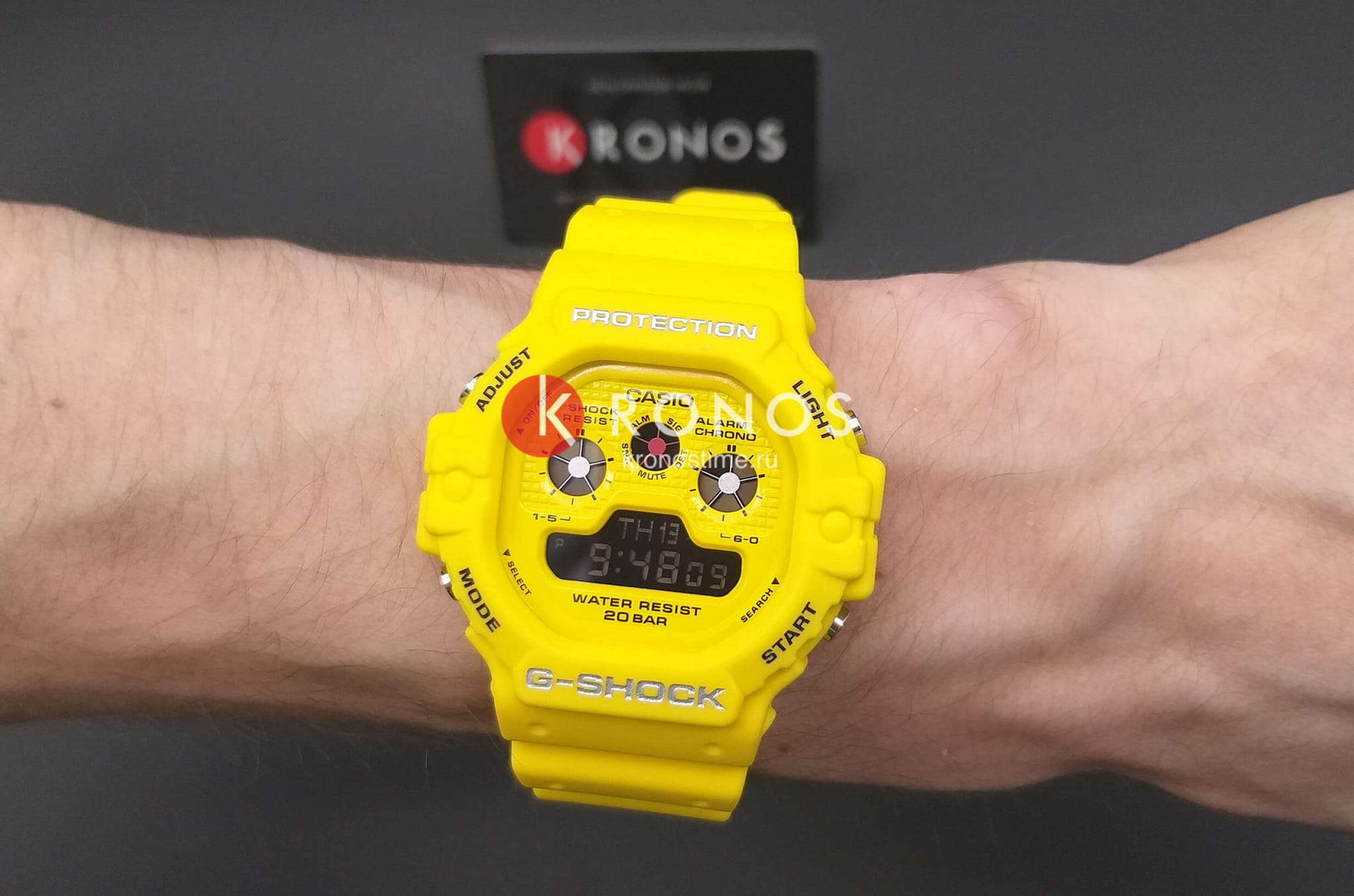 Боковая сторона корпуса Casio Casio G-Shock DW-5900RS-9 с заводной головкой и логотипом бренда