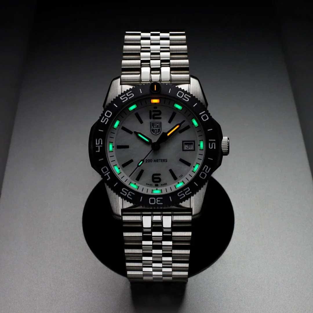 Luminox XS.3126M.1 мужские часы застежка крупным планом