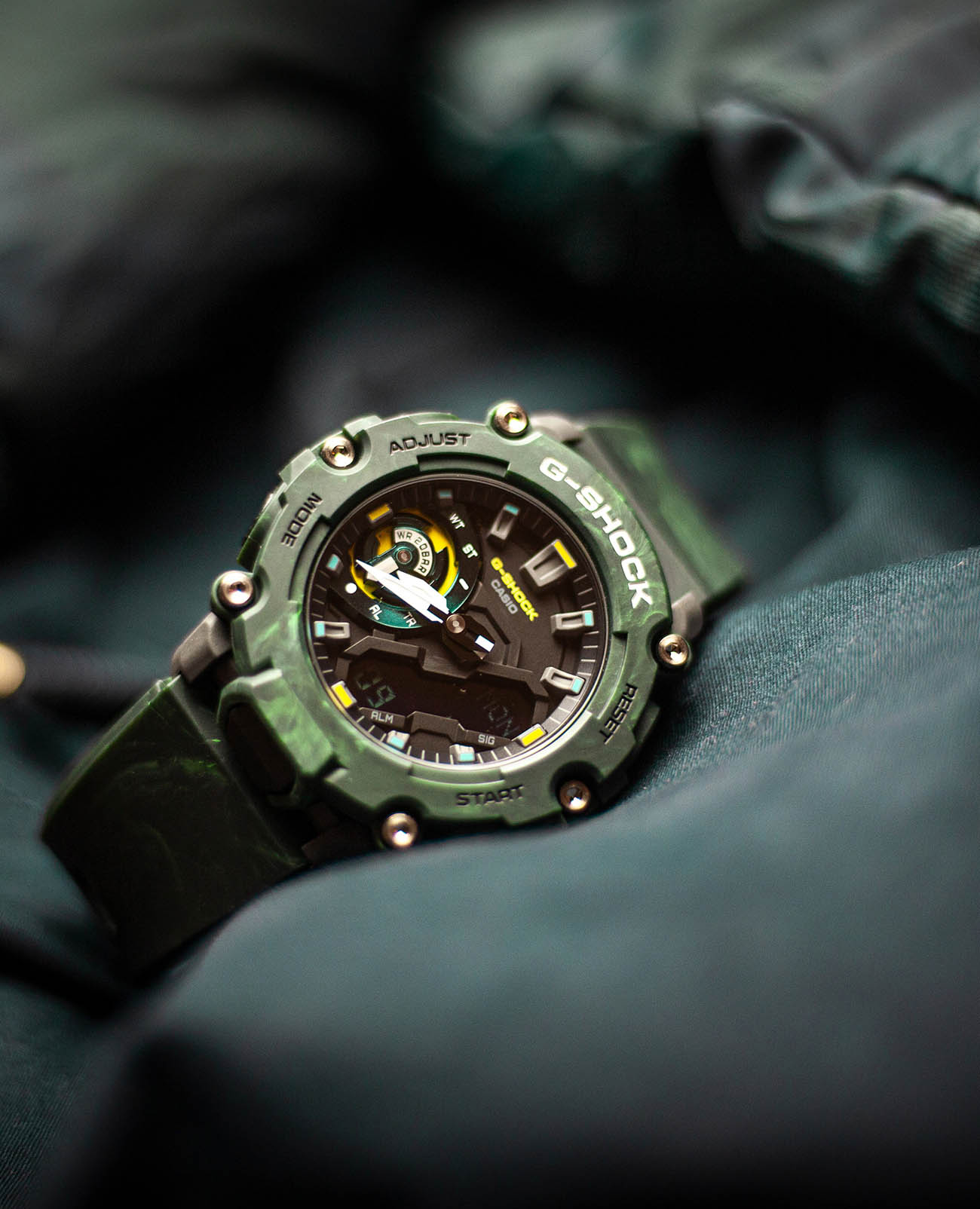 Casio GA-2200MFR-3AER мужские часы застежка крупным планом