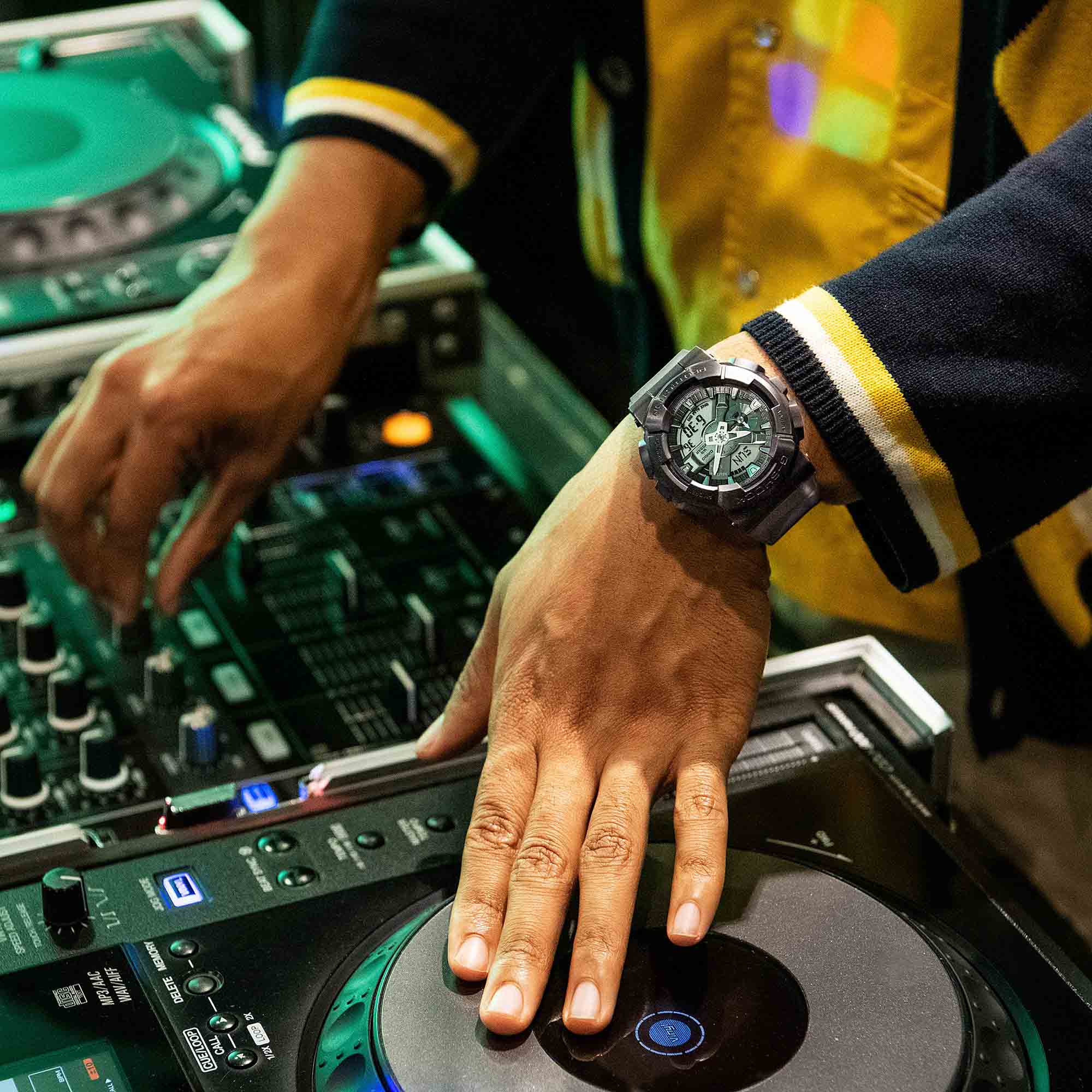 Casio Casio G-Shock GM-110MF-1ADR (GM-110MF-1A) GM, наручные мужские часы фото под углом