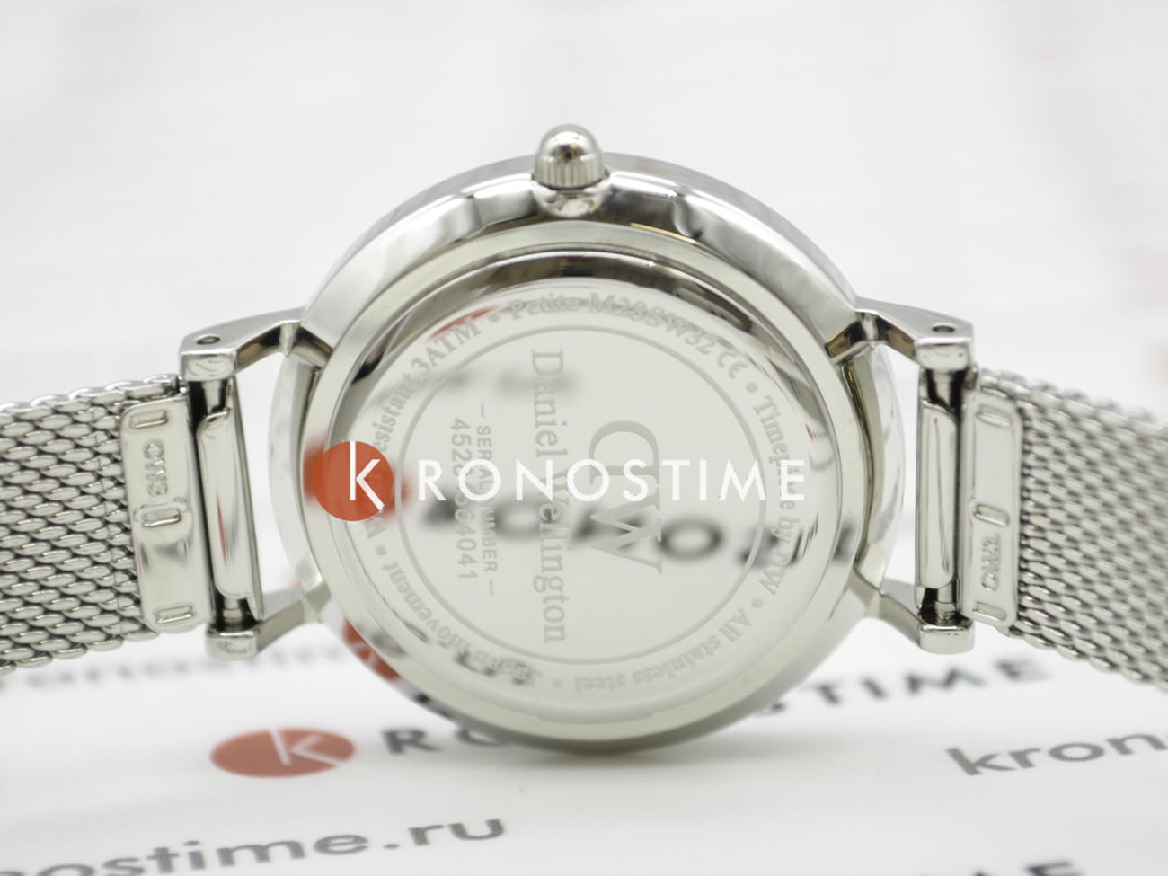 Daniel Wellington DW00100220 женские часы застежка крупным планом