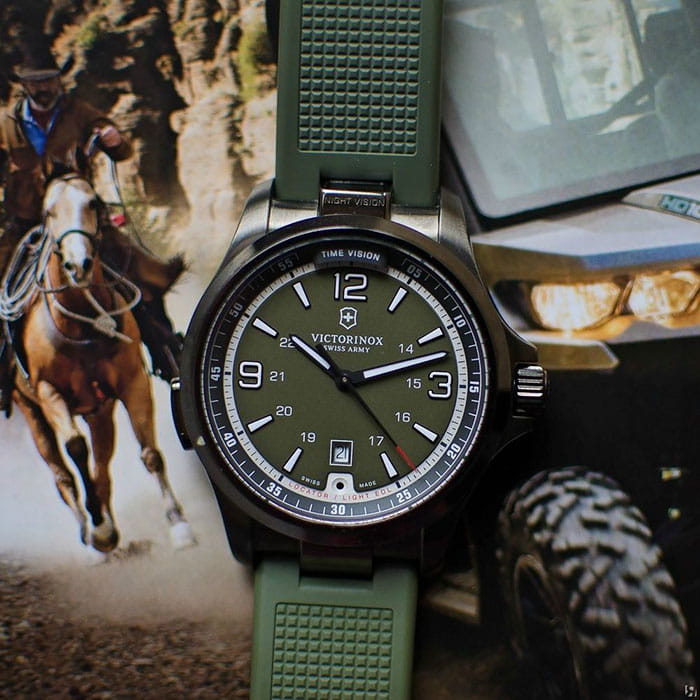 Victorinox 241595 мужские часы застежка крупным планом