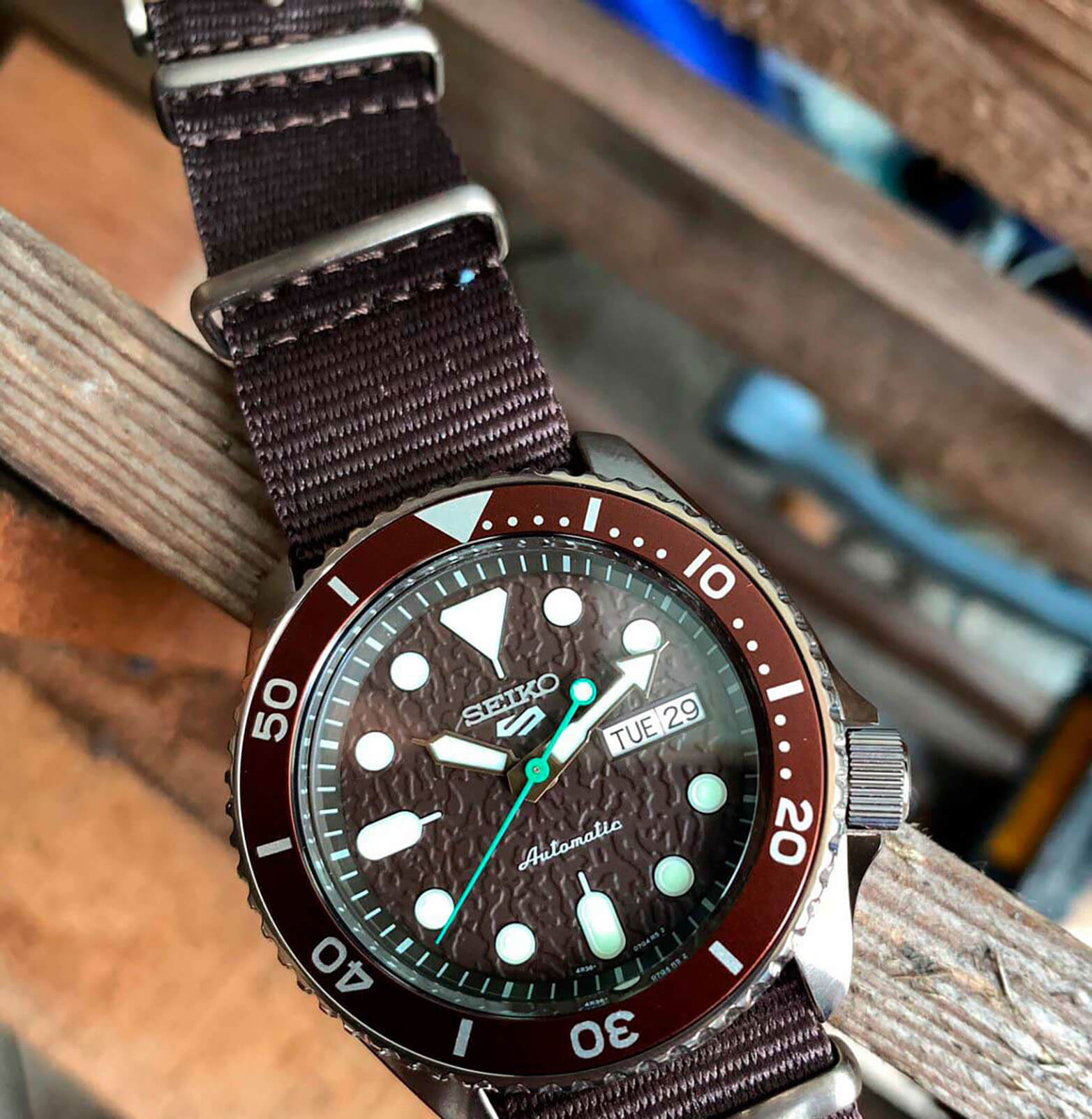 Seiko SRPD85K1S мужские часы застежка крупным планом