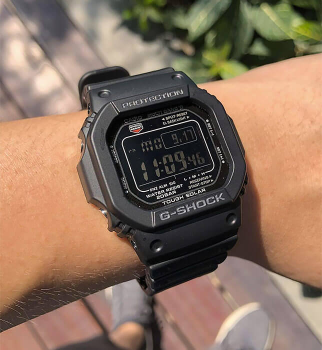 Casio GW-M5610-1B мужские часы застежка крупным планом
