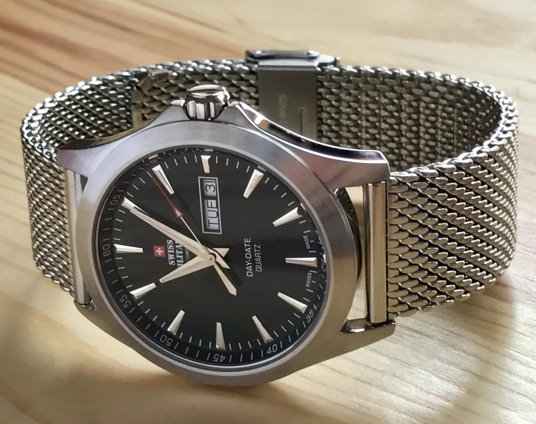 Swiss Military by Chrono Swiss Military by Chrono Day Date SMP36040.01  — детали корпуса и нержавеющая сталь